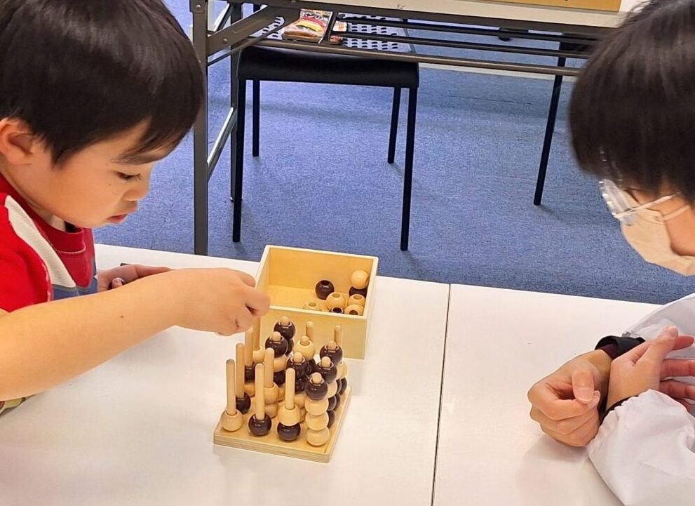 教具紹介その①「立体四目パズル」～算数パズル教室～