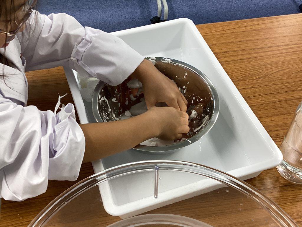 かたくり粉をこねる