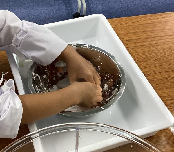 かたくり粉をこねる