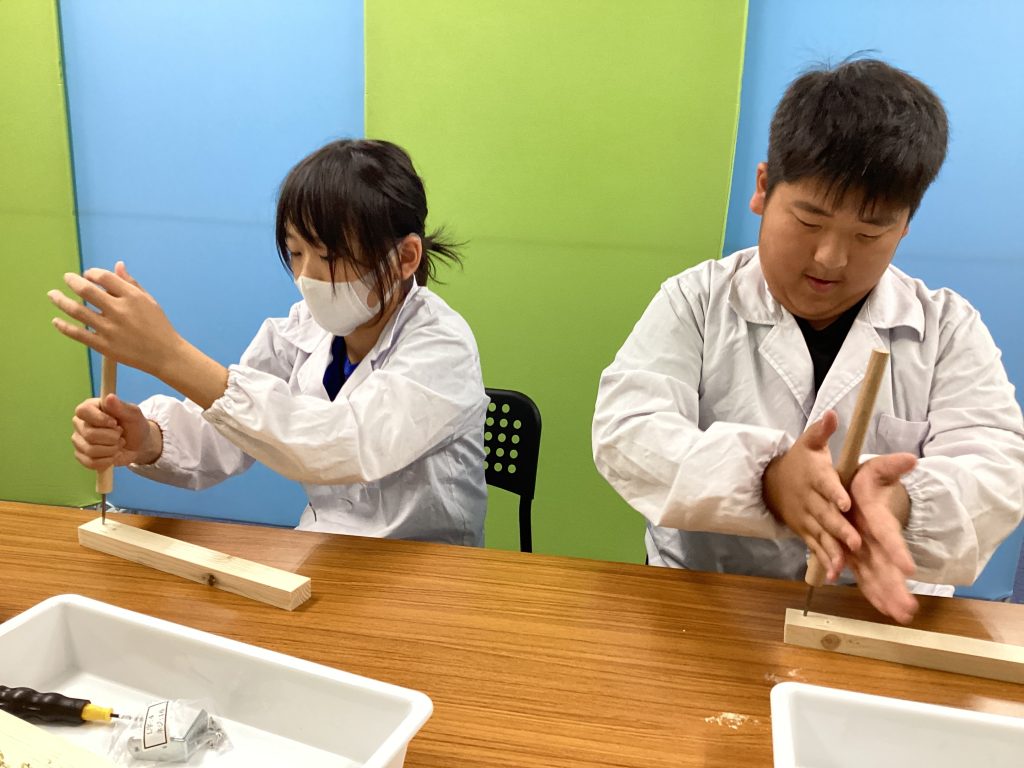 きりで穴をあける