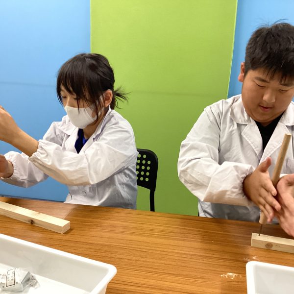 きりで穴をあける