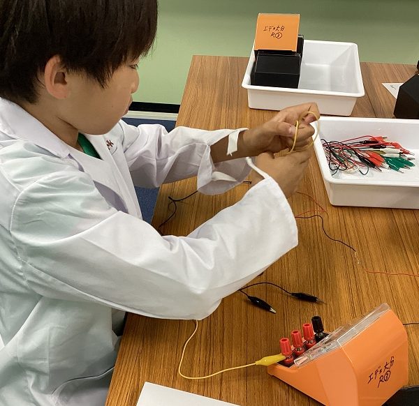 機器を使って測る。