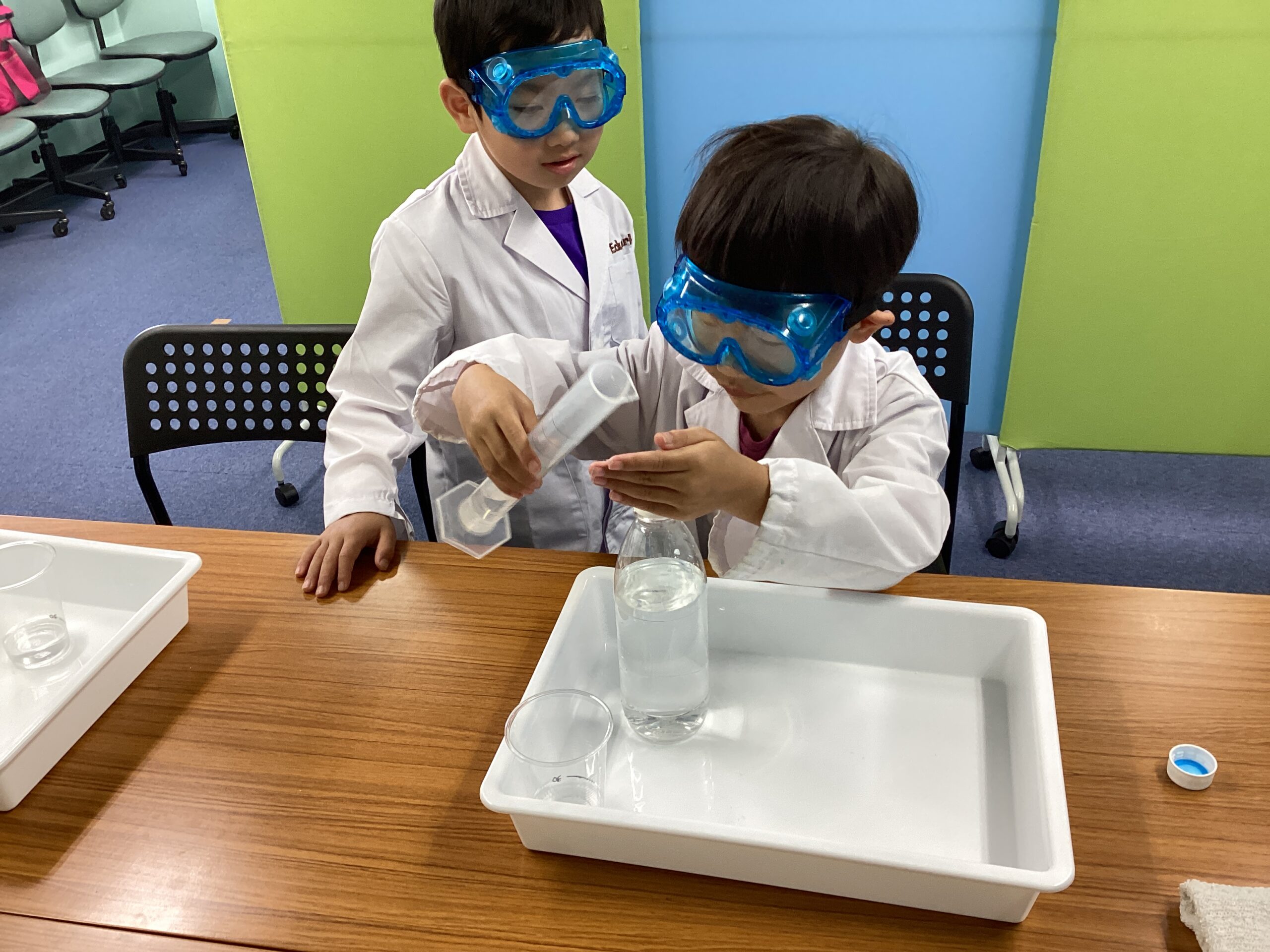 いろんなスライムを作ろう！！～理科実験教室～