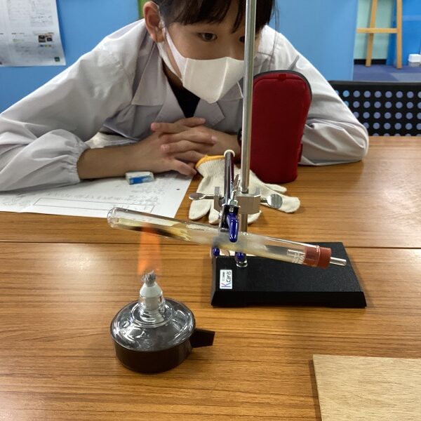 蒸し焼きをする。