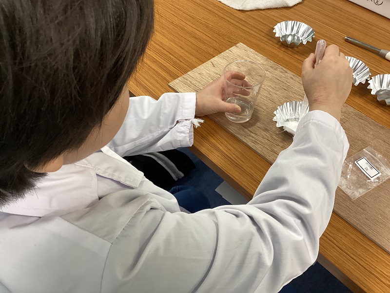 薬品を溶かす。