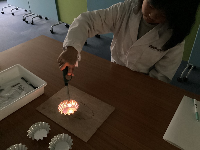 アルコール溶液を燃やす。