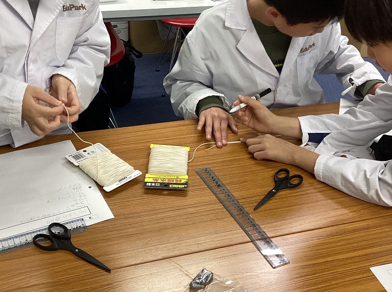 いろいろな長さの振り子をつくる