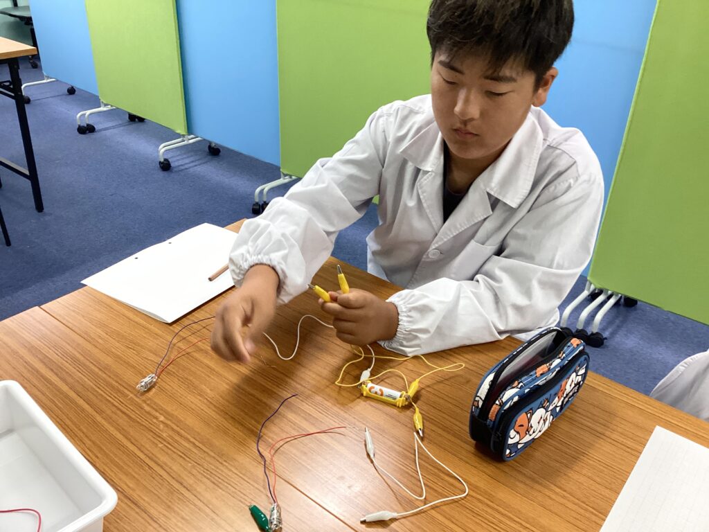 電気回路をつくる実験