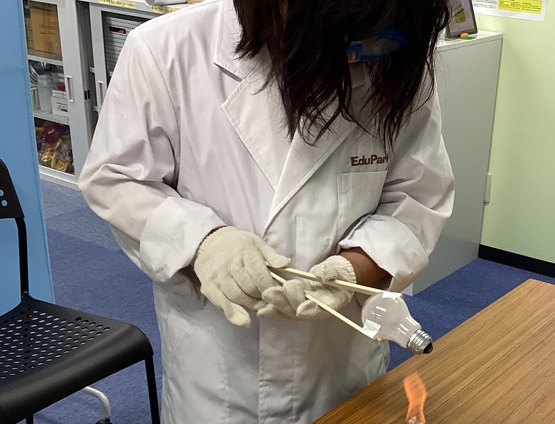 電球の中身を取り出す