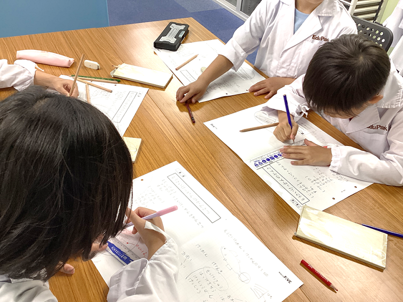 定規も使って正確に書いてます!