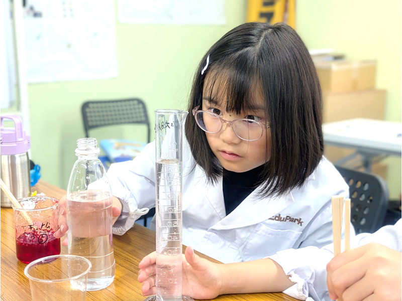 メスシリンダーで、液体を量っています!
