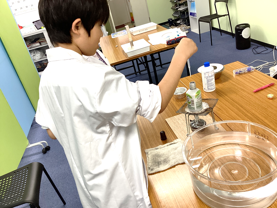 少しの水を入れるよ!
